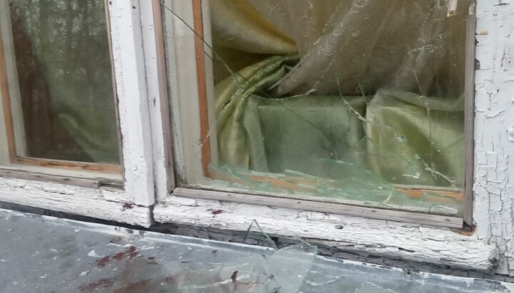 Разбитое окно в доме священника с. Садов. Фото:pravoslavna.volyn.ua