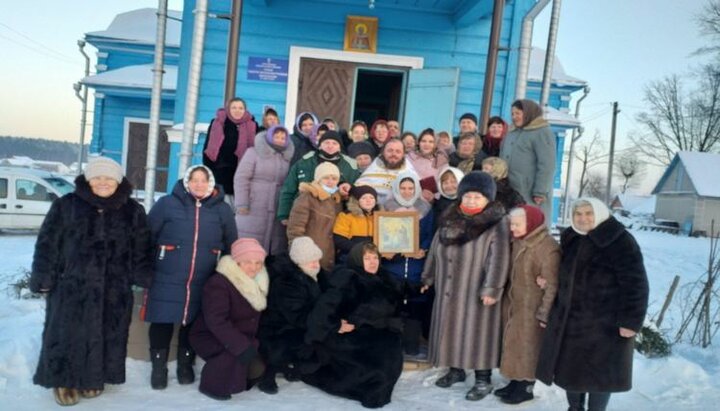 Archpriest Georgy Kimeichuk and the community of the St. Paraskeva Church in vlg. Tsvetokha. Photo: Georgy Bogdanov