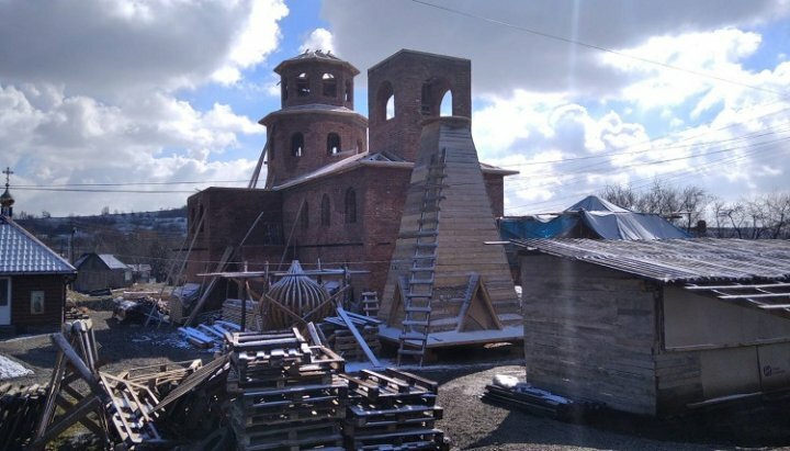 Будівництво храму в честь великомученика Пантелеймона села Кальнівці. Фото: сторінка Чернівецько-Буковинської єпархії УПЦ в Facebook.