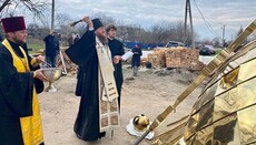 В Черкасской епархии освятили крест и установили купол на строящемся храме