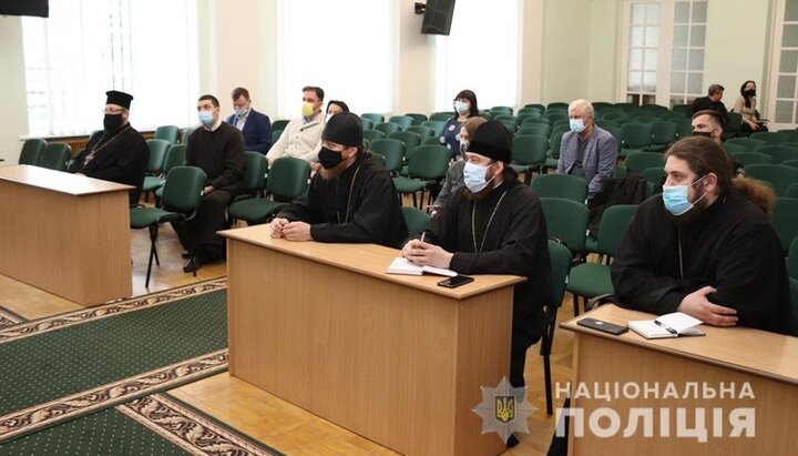 Представители религиозных организаций Черниговской области на встрече с руководством полиции и облгосадминистрации. Фото: cn.npu.gov.ua