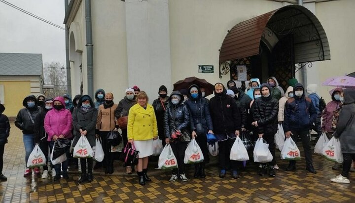 Прихожане возле кафедрального собора Рождества Христова Овручской епархии УПЦ в Коростене Житомирской области. Фото: ovruch.church.ua