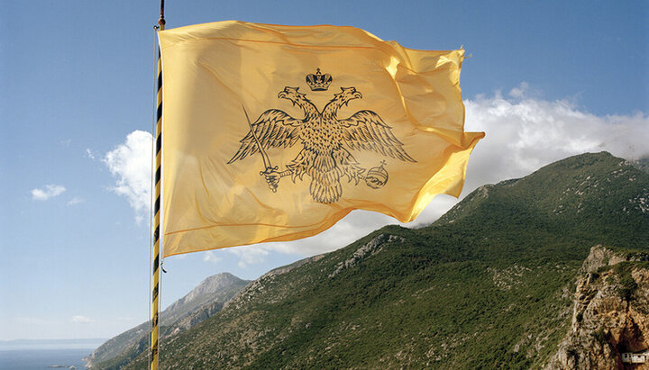 Флаг Святой Горы Афон. Фото: visitkavala.gr