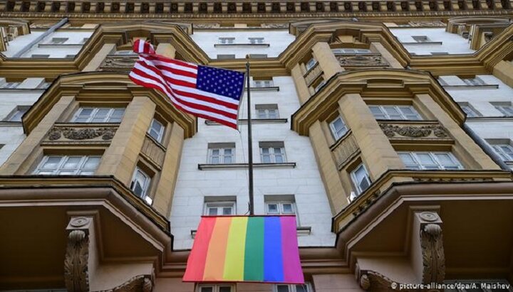 Символ ЛГБТИ-сообщества на фасаде американского посольства в Москве. Фото: dw.com