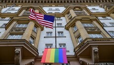 Госдеп США разрешил посольствам вывешивать флаги ЛГБТ вместе с американским