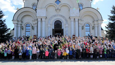 В Горловке «детская» Литургия в соборе УПЦ собрала более 500 участников