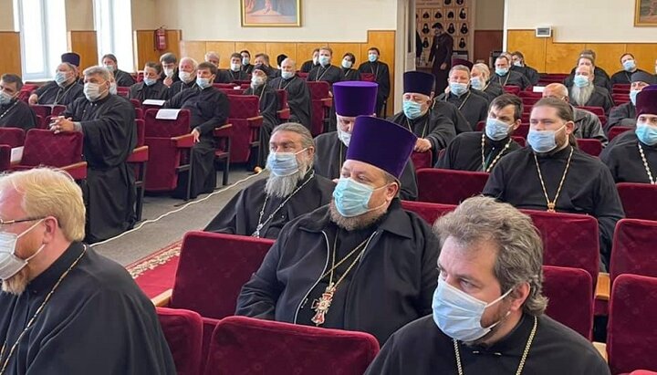Благочинні Одеської єпархії УПЦ і настоятелі парафій Одеси на зустрічі з правоохоронцями. Фото: сторінка єпархії в Facebook.