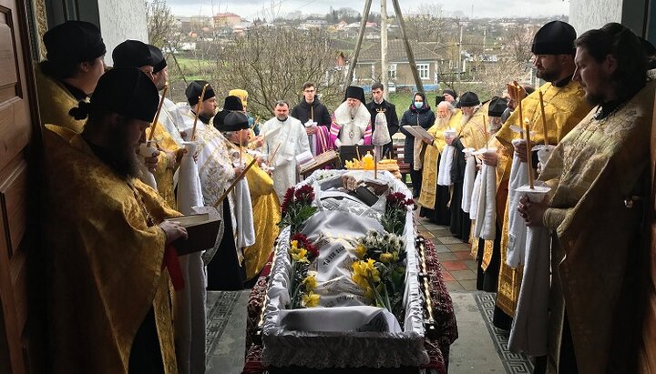 Митрополит Мелетій на відспівуванні протоієрея Василя Кушніра в Успенському храмі Сокирян. Фото: сторінка Чернівецько-Буковинської єпархії в Facebook.