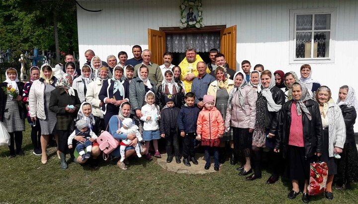  Прихожане УПЦ в селе Червона Диброва Черновицкой области. Фото: страница прихода святой преподобной Параскевы Сербской Черновицко-Буковинской епархии УПЦ в Facebook.