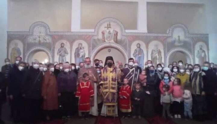 Ο Αρχιεπίσκοπος Γεώργιος και οι ενορίτες του καθεδρικού ναού Ορθόδοξης Εκκλησίας Τσεχίας και Σλοβακίας στην πόλη Κόσιτσε (Σλοβακία). Φωτογραφία: στιγμιότυπο οθόνης του καναλιού youtube «Ουρανική Ορθόδοξη Εκκλησία»