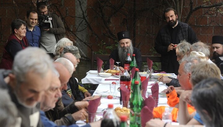 Патриарх Сербский Порфирий разделил пасхальную трапезу с бездомными. Фото: Tanjug/Tara Radovanović