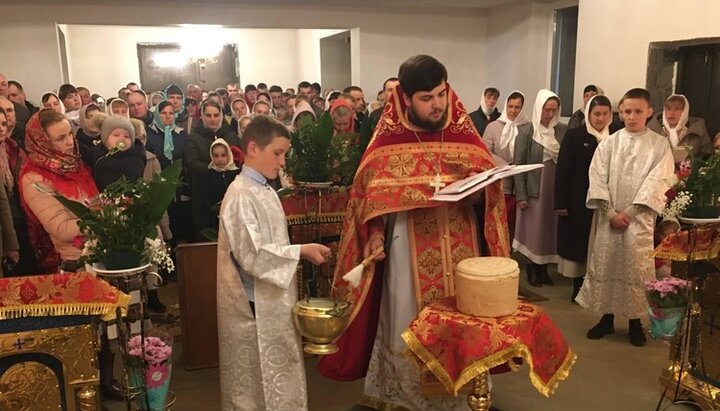 Первое богослужение в новом храме общины УПЦ в Бронице. Фото:  Facebook-страница Nazar Priymak