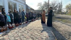 Клирики Донецкой епархии УПЦ поздравили с Пасхой жителей прифронтового села