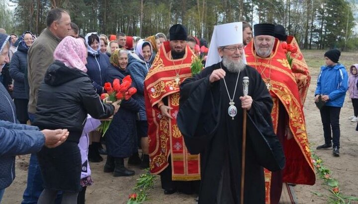 Митрополит Анатолий освятил место под строительство церкви в селе Суховоля