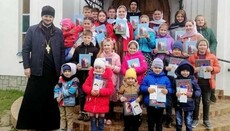 На Ровенщине ученики воскресной школы посетили одиноких пожилых людей