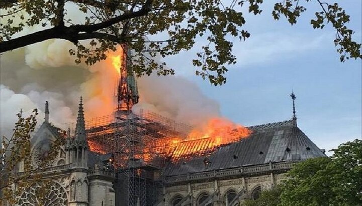 Пожар в знаменитом соборе Парижской Богоматери, Франция. Фото: zn.ua