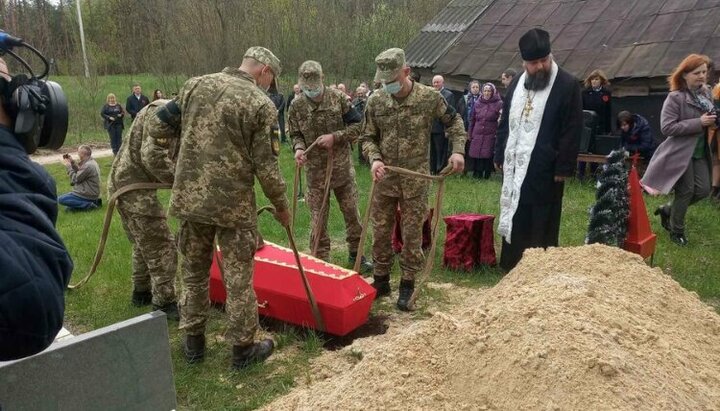 Перепоховання загиблих у ВВВ. Фото: orthodox.cn.ua