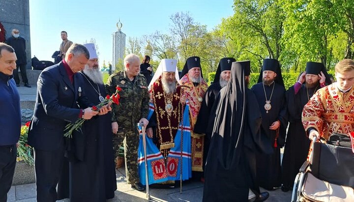 Блаженніший Онуфрій біля Вічного вогню в Парку Вічної Слави в Києві. Фото: сторінка Центру інформації УПЦ в Facebook.