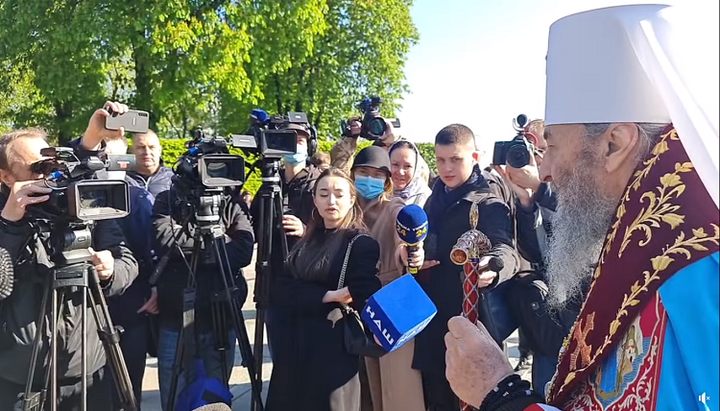 Preafericitul Mitropolit al Kievului și a toată Ucraina Onufrie comunică cu jurnaliștii în Parcul Gloriei din Kiev. Imagine: screenshot video de pe pagina de Facebook a Centrului de informații.