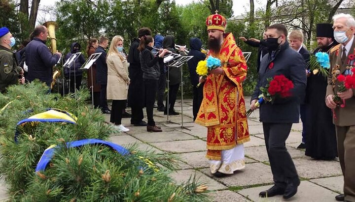 Βοηθός επίσκοπος της επισκοπής Σεβεροντόνετσκ επίσκοπος Νοβοψκόφ Ειρήναρχος (Τυμτσούκ) κατέθεσε ανθοδέσμη στον κοινό τάφο «Μνημείο Δόξας» στο Σεβεροντόνετσκ. Φωτογραφία: Σελίδα Facebook της επισκοπής Σεβεροντόνετσκ της UOC.