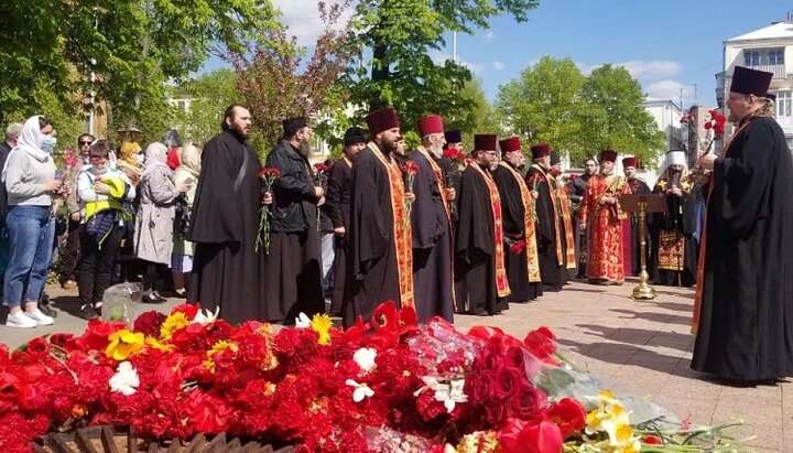 Metropolitan Varsonophy (Stoliar) of Vinnytsia and Bar and the clergy of the eparchy at the Eternal Flame in Vinnytsia. Photo: UOJ