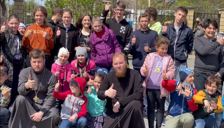 Священики Одеської єпархії УПЦ з вихованцями центру для дітей з проблемами слуху. Фото: скріншот відео з Youtube-каналу єпархії.