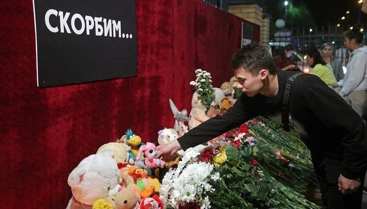 Цветы и детские игрушки у казанской школы, где произошло массовое убийство. Фото: Егор Алеев/ТАСС