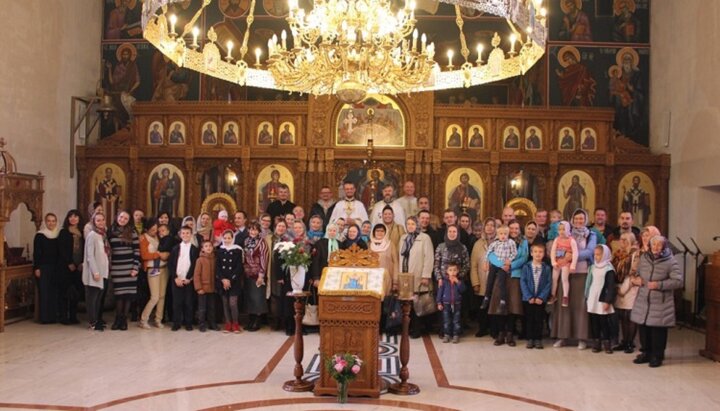 Η Ουκρανική Ορθόδοξη ενορία στο Αμβούργο στον πανηγυρίζοντα ναό της. Φωτογραφία: news.church.ua