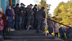 При захвате активистами храма в Заболотье пострадали десять верующих УПЦ