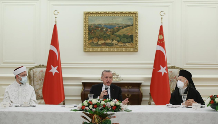 Ο επικεφαλής του Φαναρίου σε μουσουλμανικό δείπνο Ιφτάρ με τον Ερντογάν. Φωτογραφία: irp.new