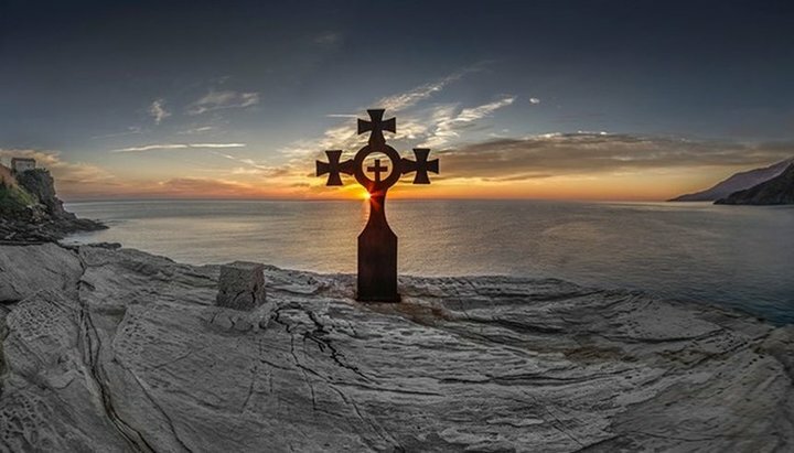 Хрест – непереможна зброя проти диявола. Фото: mountathos.org