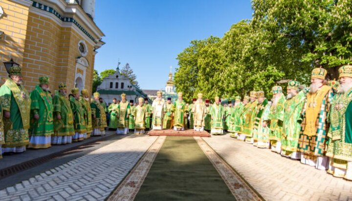 Литургия на площади Киево-Печерской лавры. Фото: news.church.ua