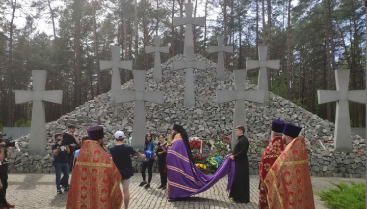 Епископ Амвросий (Вайнагий) совершил заупокойную литию на братской могиле в Быковнянском лесу. Фото: novomuchenik.org.ua
