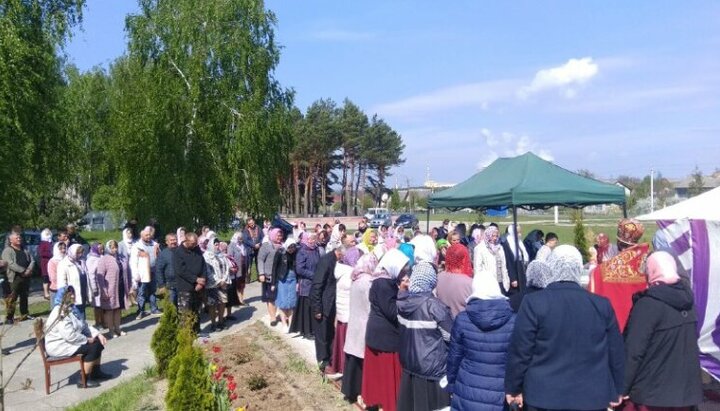 UOC believers in Zabolotye pray outdoors after church seizure