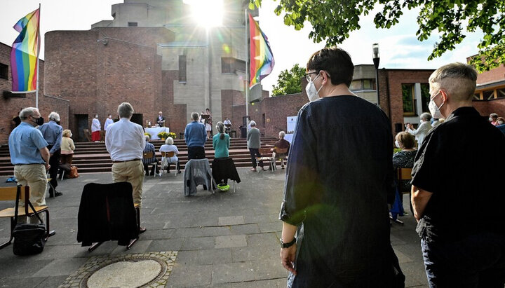 Представники ЛГБТ біля одного з католицьких храмів Німеччини. Фото: knife.media
