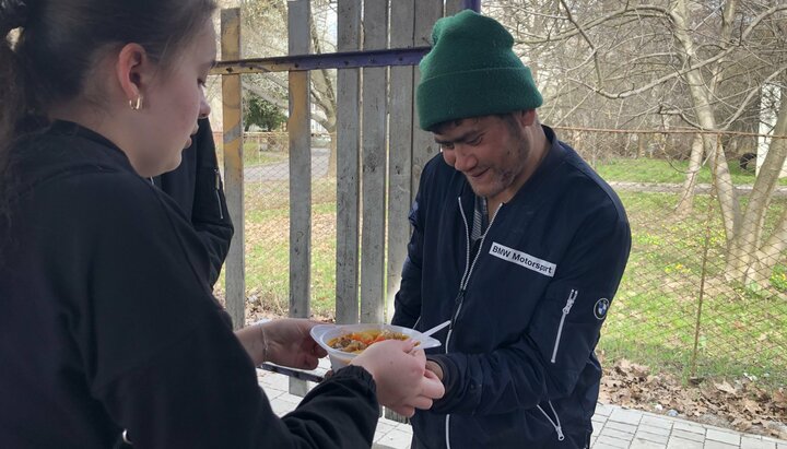 Православна молодь в Мукачеві годує бездомних. Фото: m-church.org.ua