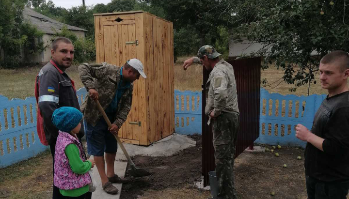 Сторонники перешедшего в ПЦУ священника Евгения Зотова. Фото: архив Евгения Зотова