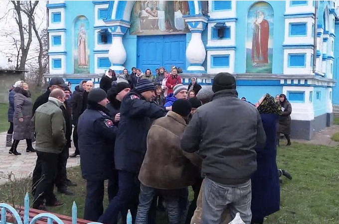 Хто духовно «опікується» церковними рейдерами?