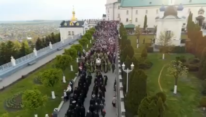 Крестный ход с мощами преп. Иова в Почаевской лавре. Фото: скриншот видео со страницы администратора Лавры в Facebook.