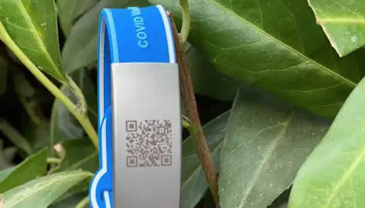 ImmunaBand с QR-кодом о вакцинации. Фото: kxan.com