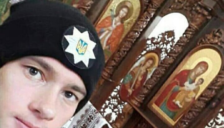 Βλαντίμιρ Λύσενκο με στολή αστυνομικού στο ναό της OCU. Φωτογραφία: δημοσιευμένο στη σελίδα του πάτερ Θεογνώστη Πουσκόφ στο Facebook στιγμιότυπο οθόνης ανάρτησης του Βλαντίμιρ Λύσενκο.