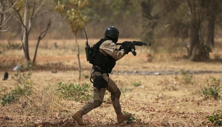Солдат Буркина-Фасо во время учений. Фото: qz.com