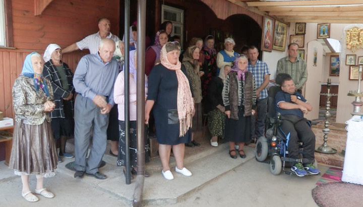 Members of the UOC community in Polesskoye village. Photo: UOJ