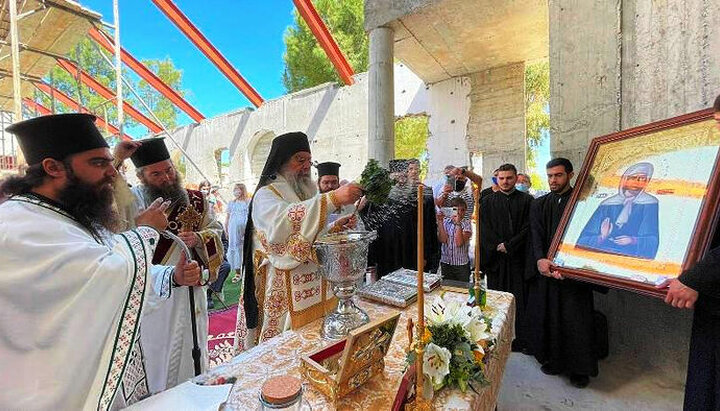 Митрополит Афанасій освячує місце під будівництво нової каплиці. Фото: imlemesou.org