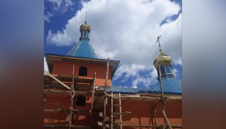 Свято-Покровський храм у Нуйно, який вірні будують замість двох захоплених. Фото: скріншот відео з YouTube каналу Перший Козацький