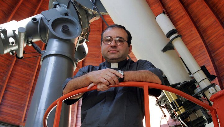 Директор Ватиканської обсерваторії, священик-єзуїт Хосе Фунес. Фото: americamagazine.org