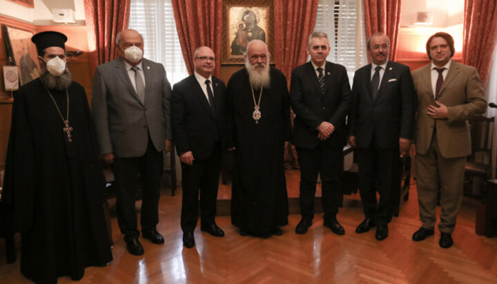 Conducătorul BOG (pe centru) cu oficiali ruși și greci. Imagine: romfea.gr