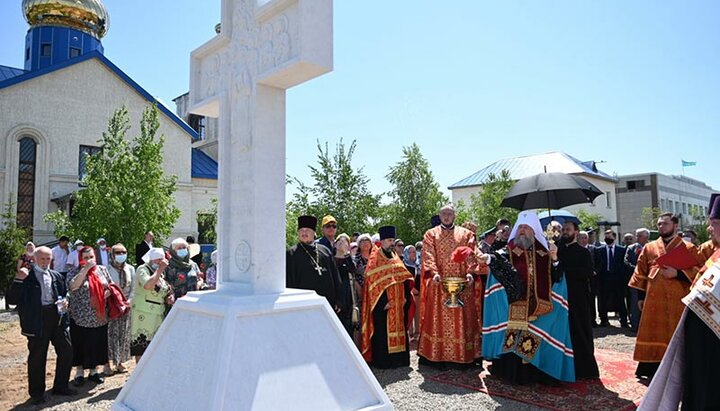 Митрополит Олександр освятив поклінний хрест. Фото: mitropolia.kz