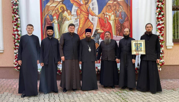 Κληρικοί UOC και επισκέπτες από τη Ρουμανική Εκκλησία. Ο επίσκοπος Βενέδικτος στο κέντρο. Φωτογραφία: facebook.com/orthobuk