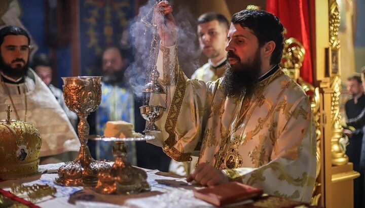 Episcopul Bisericii Ortodoxe Române a oficiat sfânta liturghie în Biserica Academică de la Kiev. Imagine: kdais.kiev.ua